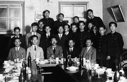 Tokyo Imperial University Fermentation Science Laboratory; front row, second from right: Kinichiro Sakaguchi; second row, third from left is Kiyoma Nakao.