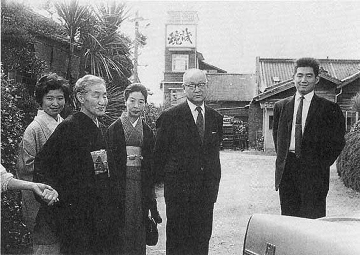 Kinichiro Sakaguchi and his wife with 5th Generation Master Yoshitaka Nakao